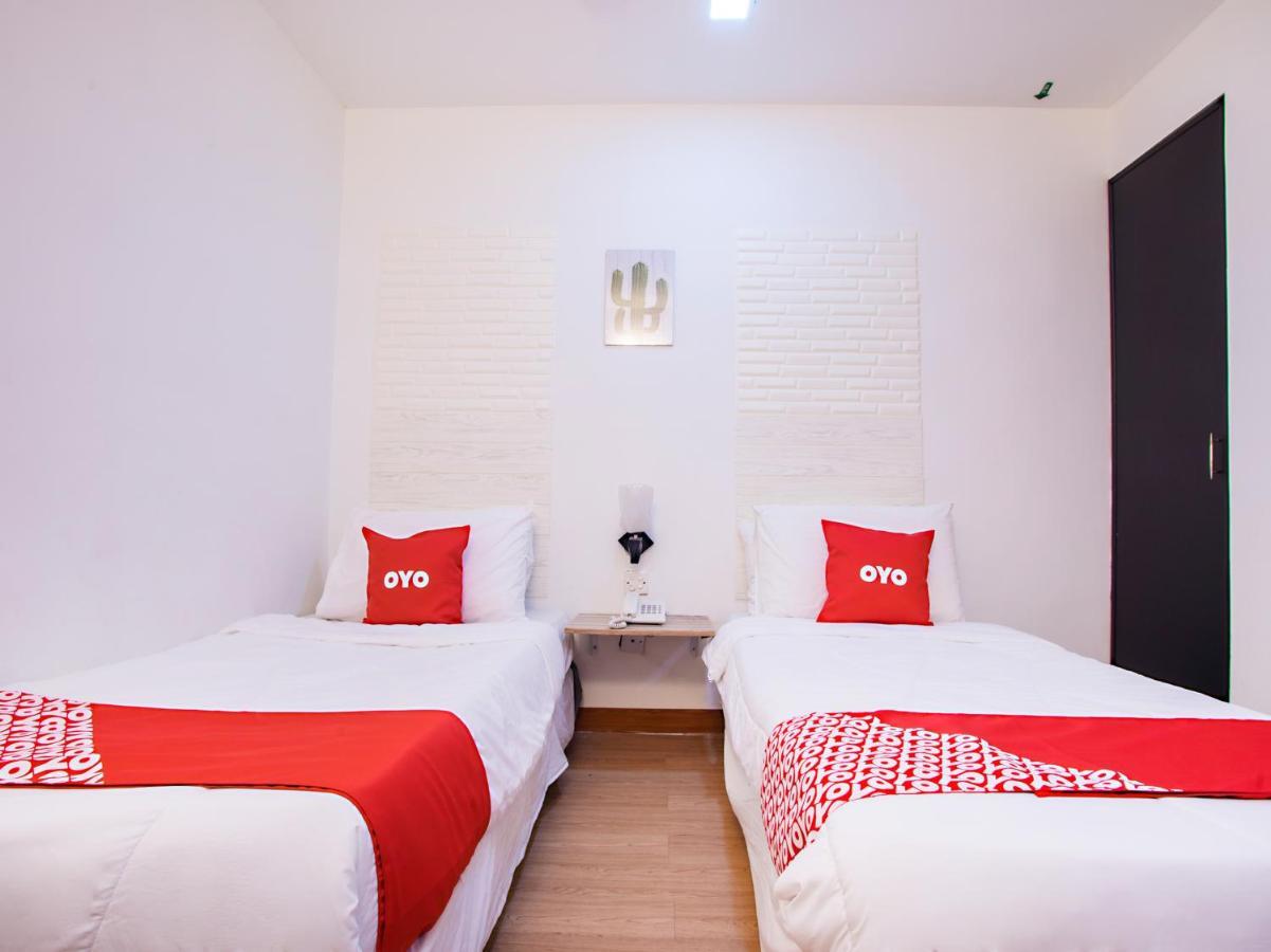 Oyo 43963 T Signature Hotel Petaling Jaya Exterior foto